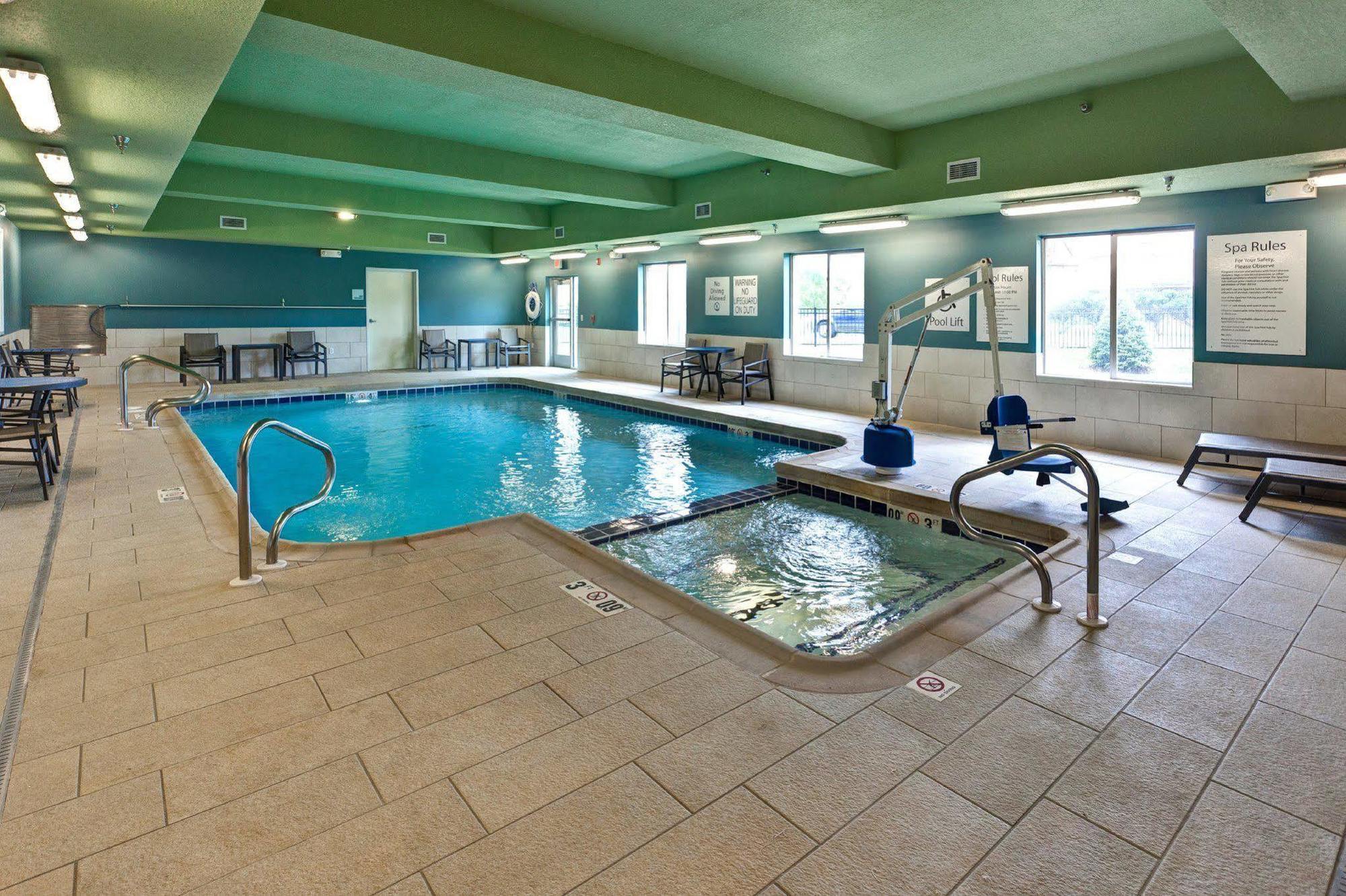 Holiday Inn Express & Suites Great Bend By Ihg Eksteriør bilde